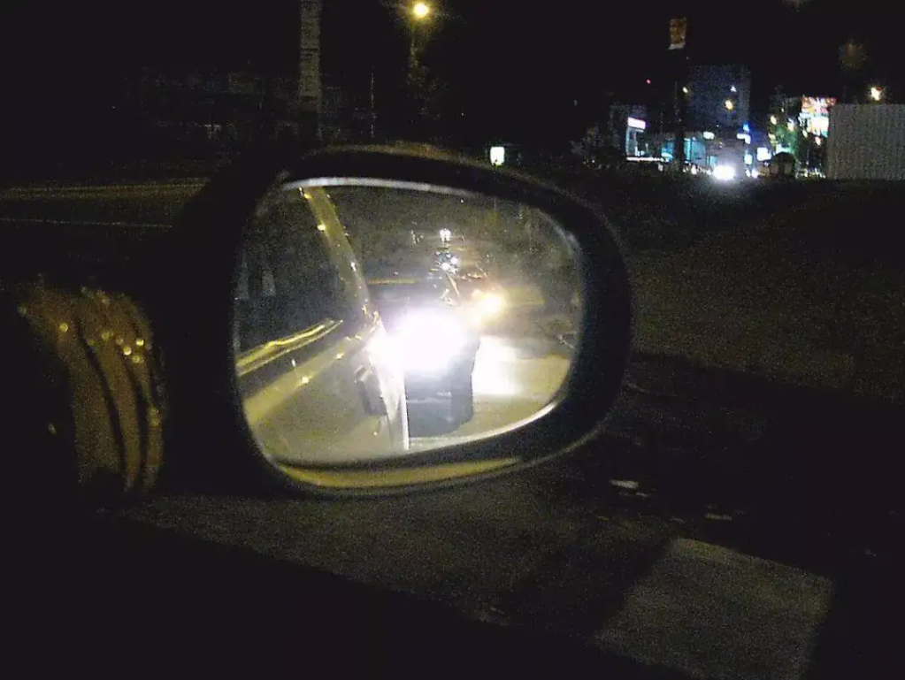 新手害怕夜晚開車，記住以下幾個秘訣，晚上開車更安全