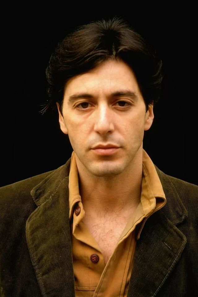 《教父》主角老成这样了，穿宽大的外套不合身，驼背弓腰不忘听歌