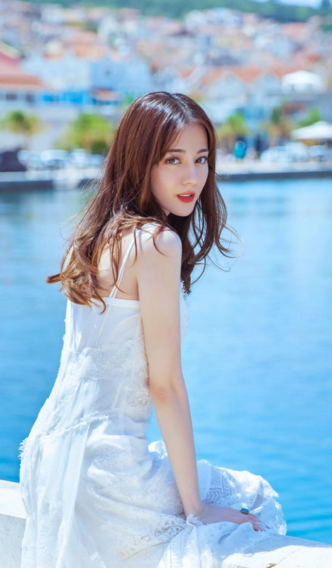 29岁娜扎秀美背太性感！后背仅用一根细带绑住，胸口直接镂空一块