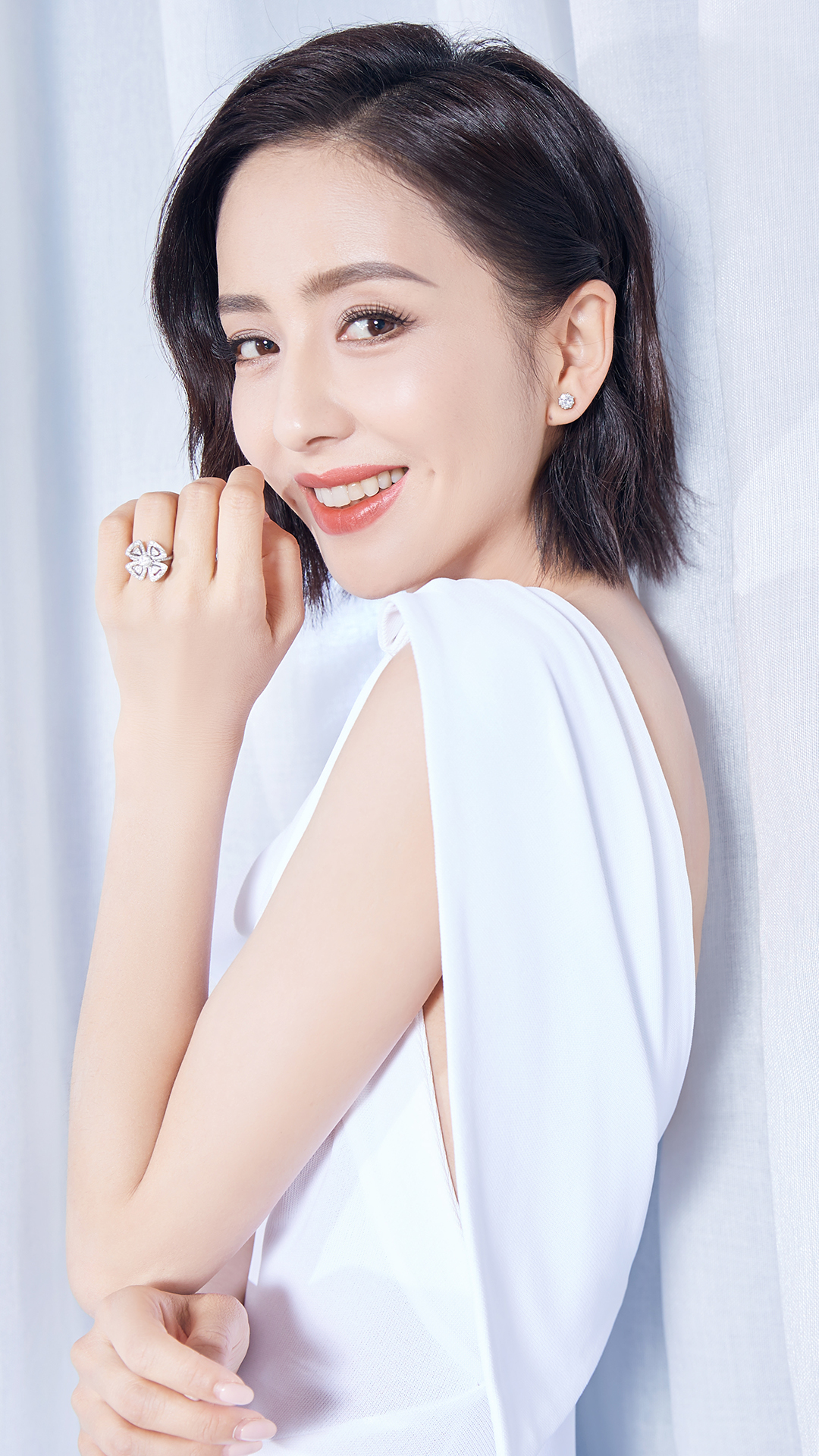 佟丽娅穿刺绣白裙气质清雅 一头微卷短发精致时髦