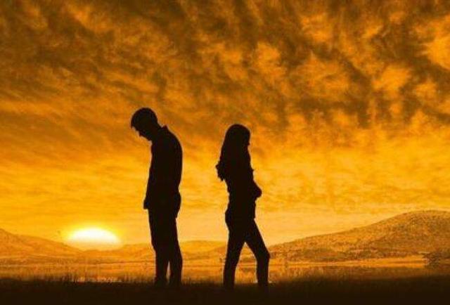 高校男生失恋宿舍崩溃，同学：不要当舔狗啦，本人：我就当舔狗