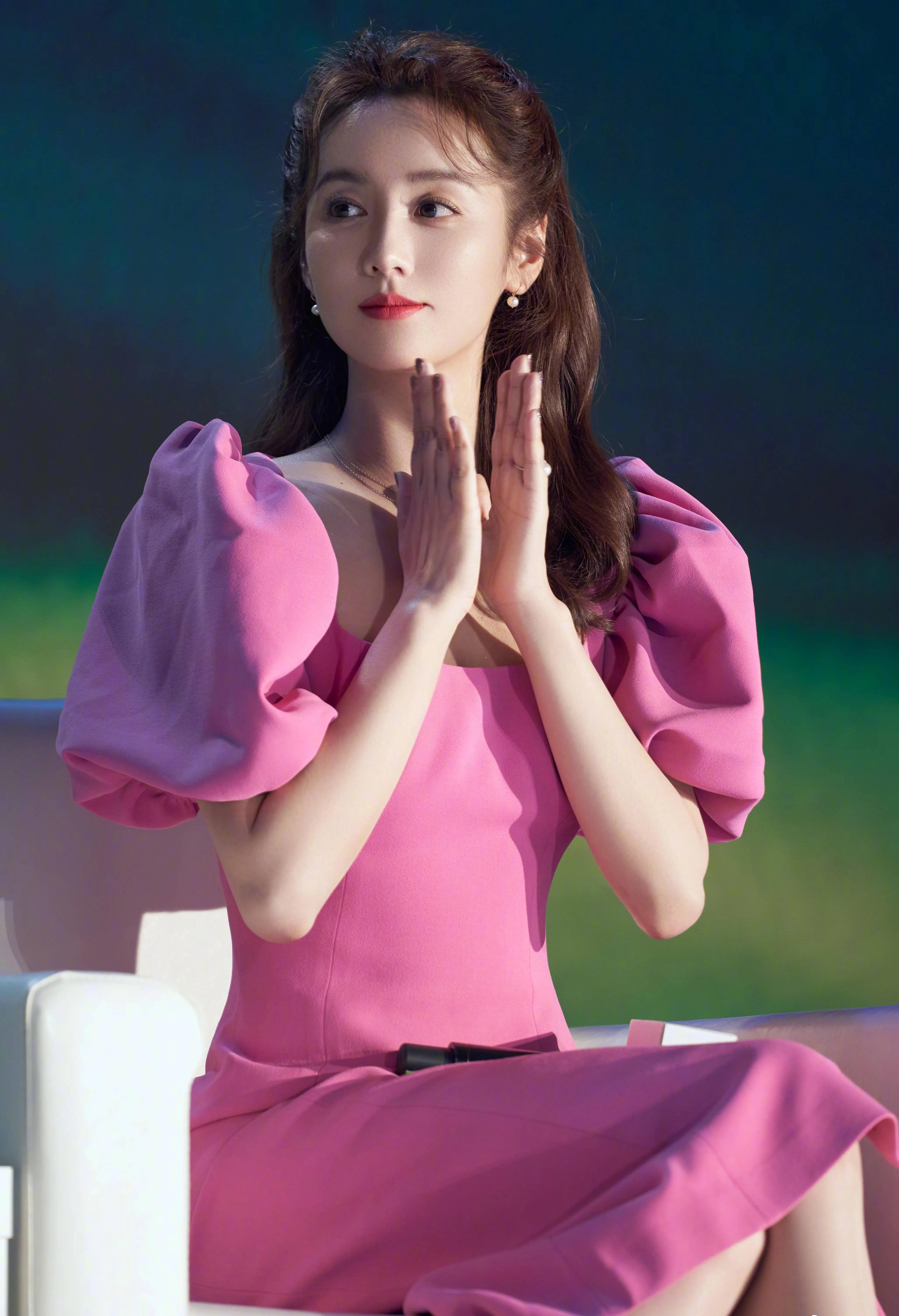 花千骨东华上仙(胡歌的梦中情人,一顿火锅吃进了豪门,吕一是如何上位