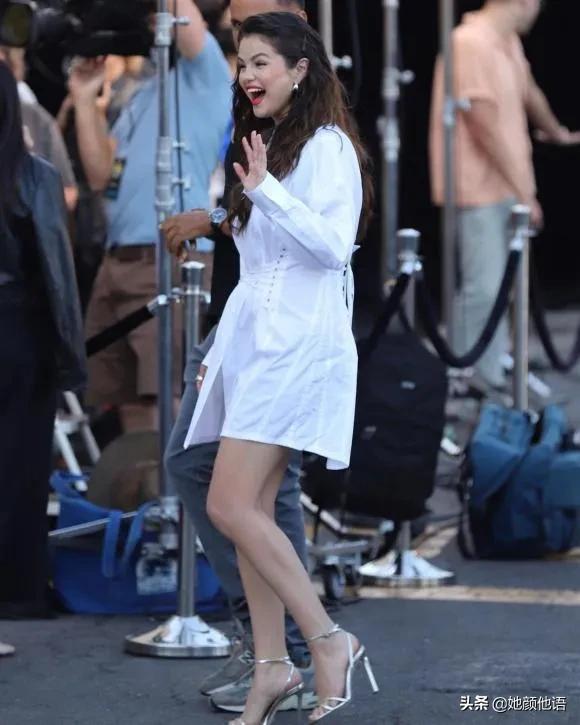 在贾斯汀·比伯因半脸瘫痪而呼救时，塞莱娜·戈麦斯的举动掀起波澜