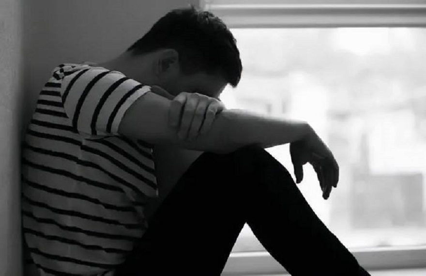 复旦高材生卧床啃老3年，对母亲拳打脚踢：我现在这样都是你害的