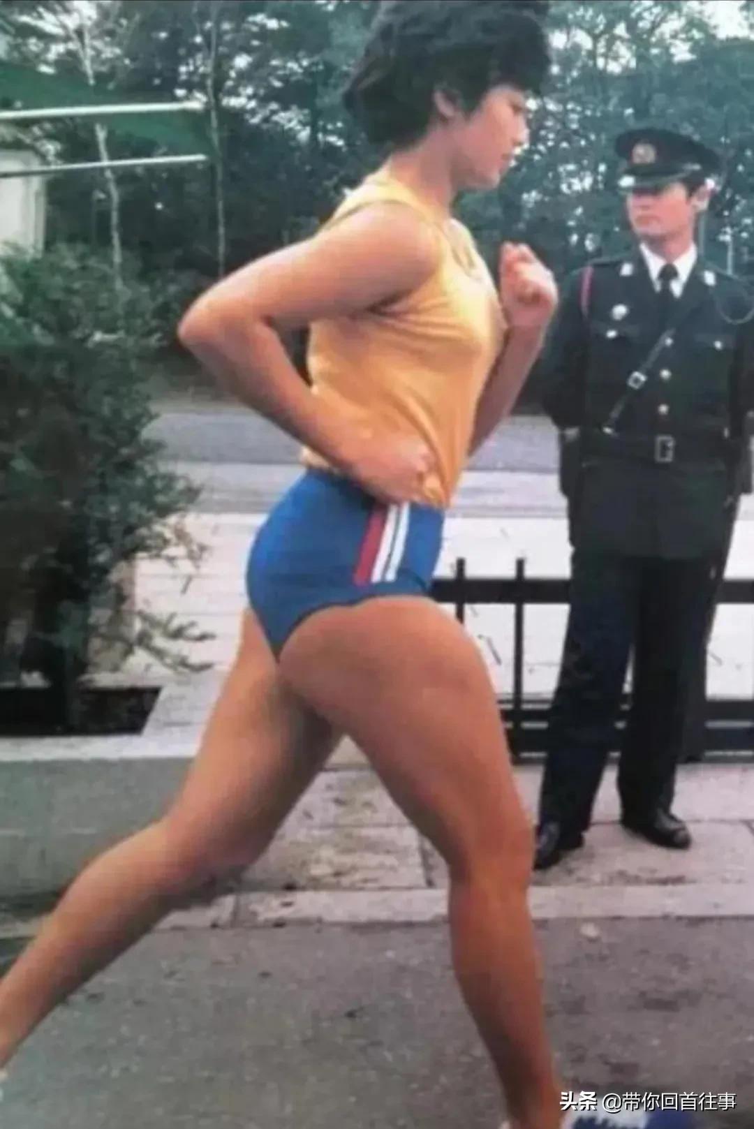 中国80年代最真实的12张老照片，你还记得他们吗