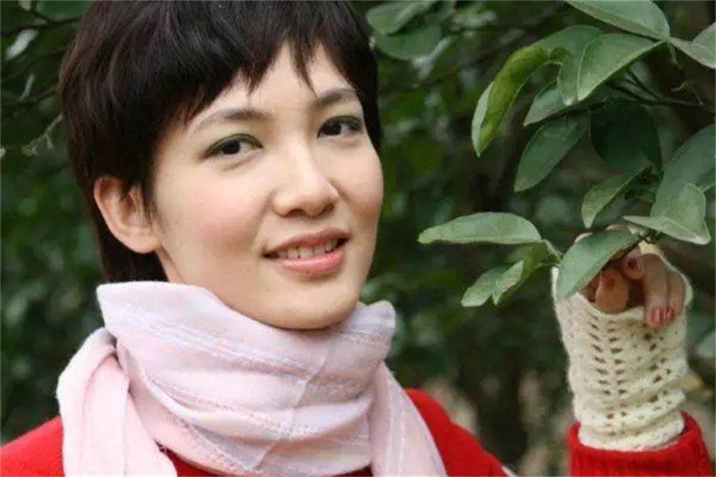 曾经郁可唯刘惜君的手下败将，以乐评人身份亮相《声生不息》