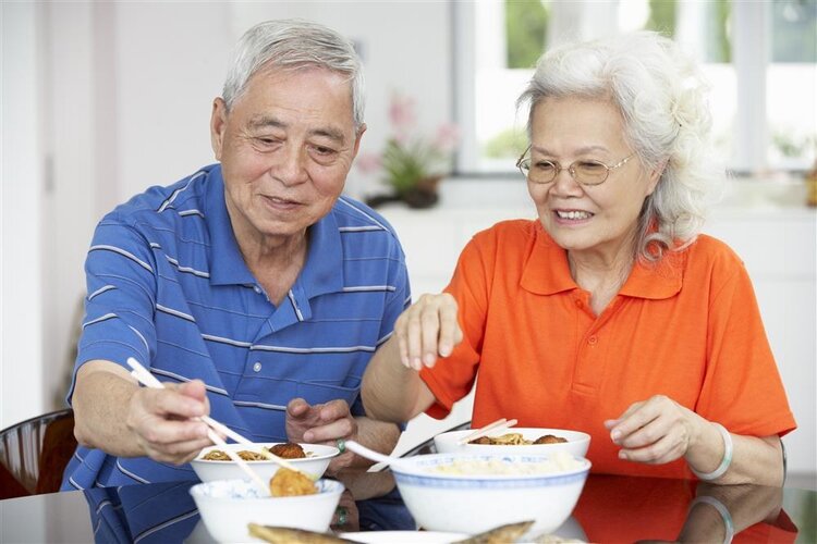 55岁男子，睡觉前心梗离世！提醒：中老年人睡觉前，要少做4件事