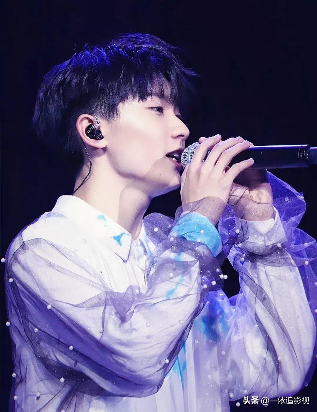 马嘉祺：侧颜白衬衫领带，审美在线，谁看了不说一句有点东西呢？