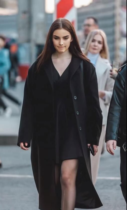 俄罗斯街头的美女太多了，穿的裙子也都这么时髦，又复古又时尚