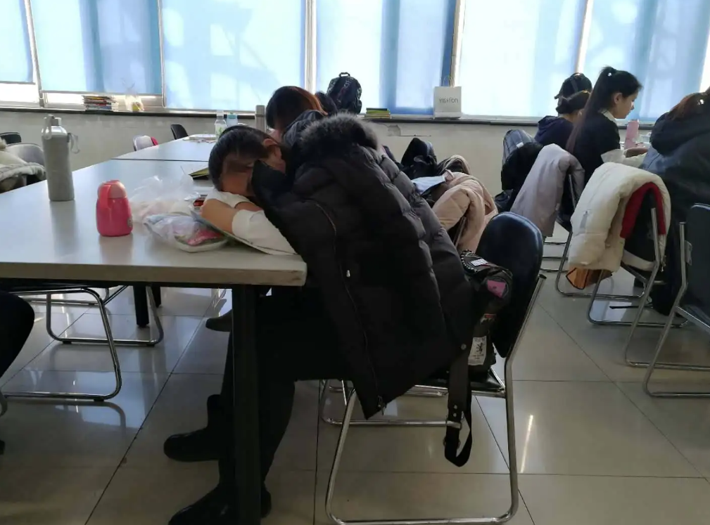 考研生被北京大学录取，晒录取通知书庆祝，却因“第一学历”被嘲