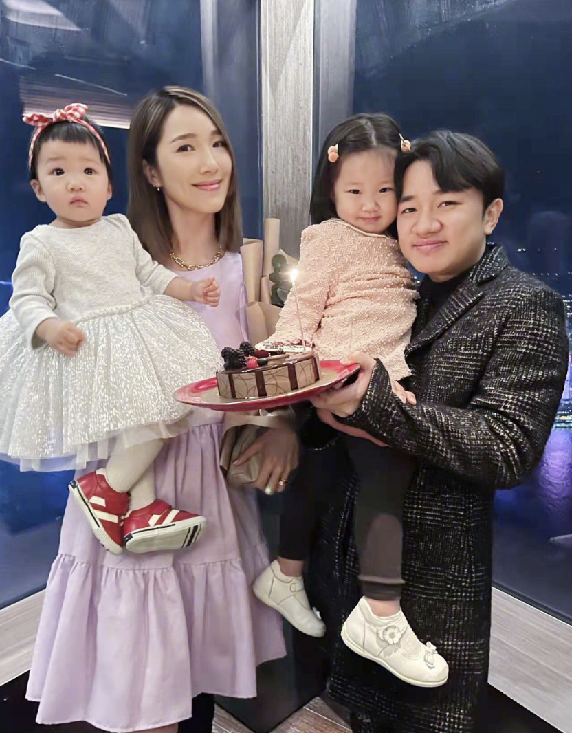 王祖蓝陪妻儿出游，李亚男牵手女儿秀超模身材，姐妹俩呆萌可爱