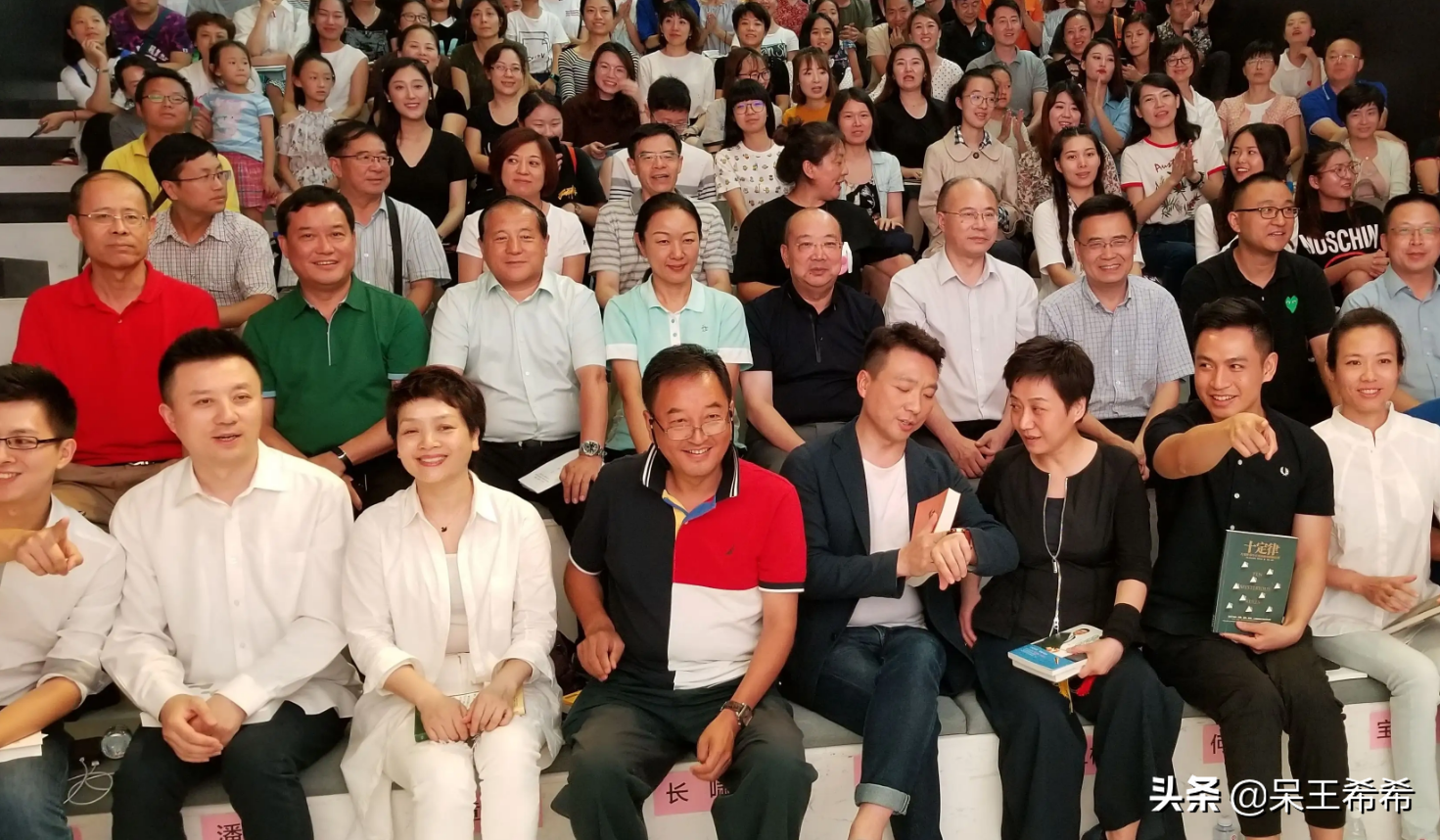 央视新面孔陈怡博首秀《国际时讯》，国字脸长相适合新闻节目