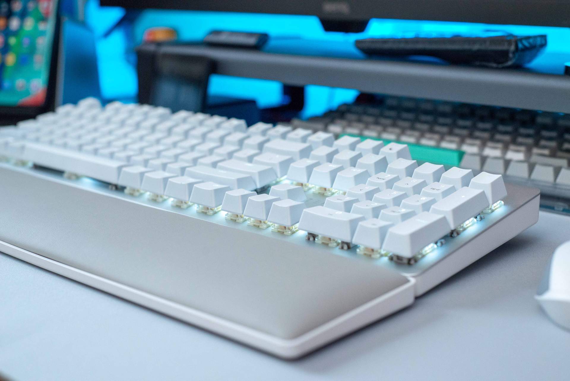 桌面改造 2.0，兼顾生产力与娱乐性的一体化空间