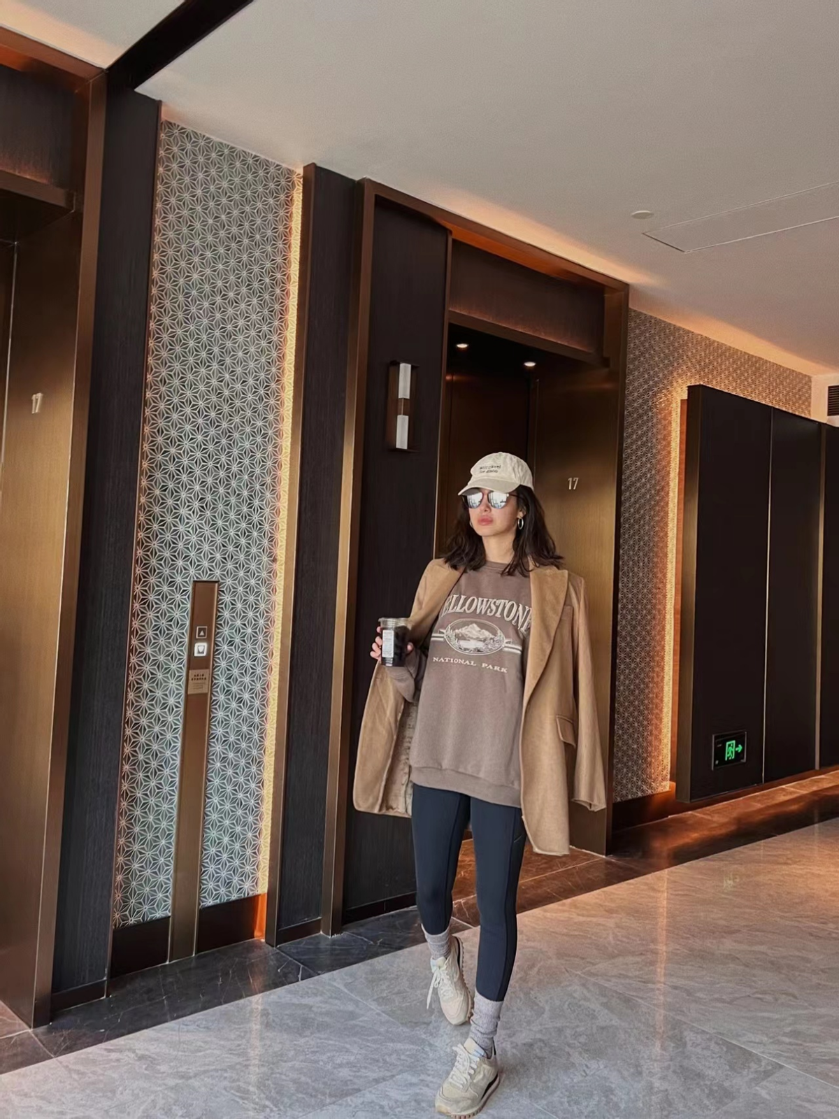 今年流行的“瑜伽裤”，搭卫衣、大衣显瘦高级，时髦精们必备