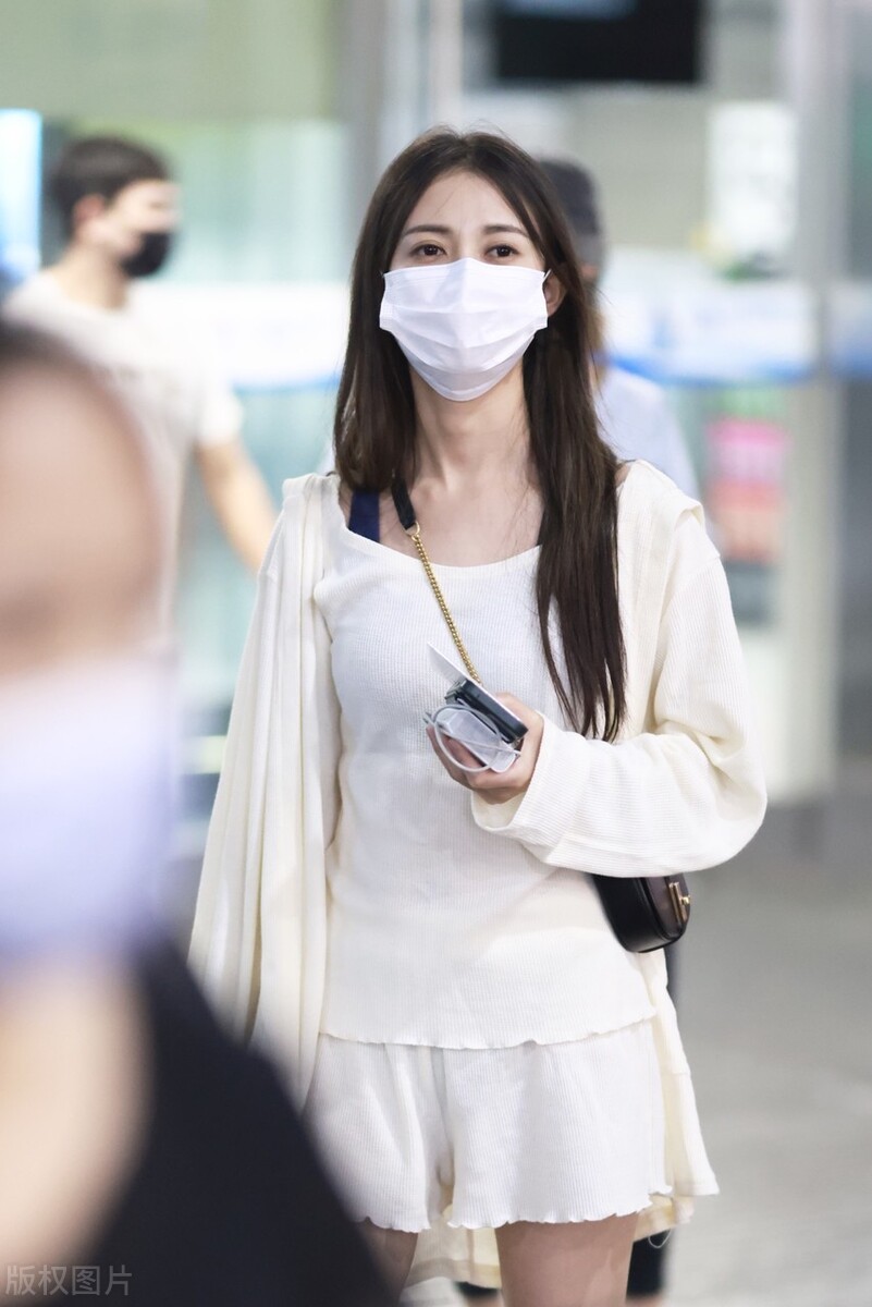 陈钰琪开衫外套搭短裤现身机场长发披肩满眼温柔