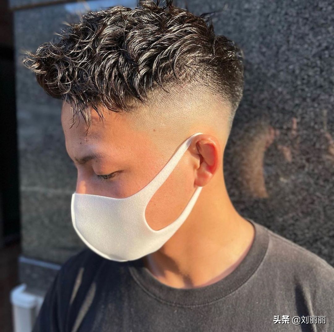 男士发型怎么剪才帅气？两侧推短三七分不连接，效果都不错
