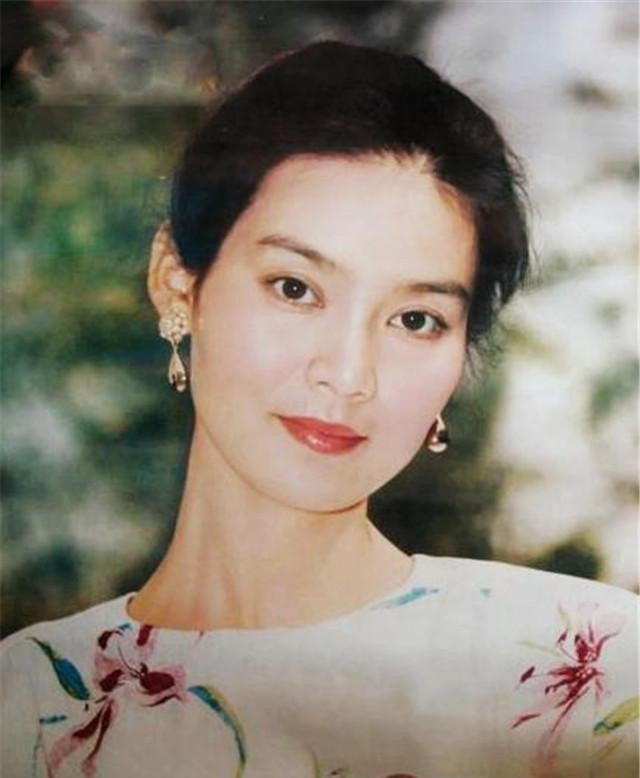 潘虹：离婚36年依旧单身，一生无儿无女，60岁以后有了烦心事