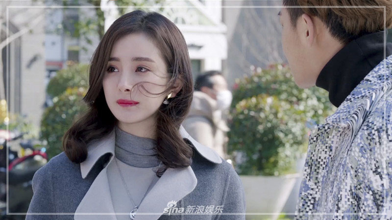 杨幂轻熟女风装扮 尽显时尚精致穿搭