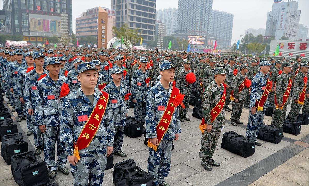 大学毕业去当兵，明明年龄偏大，为何还说毕业去当兵优势更多？