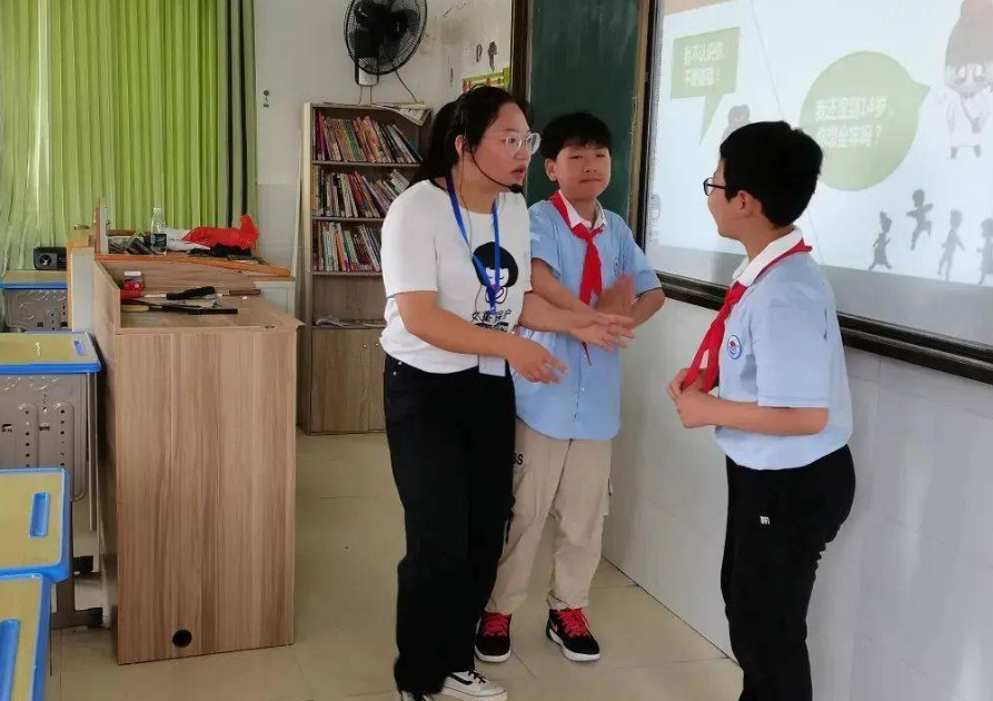 小学生检讨书出现“藏头诗”，老师看后很生气，第二天叫来家长