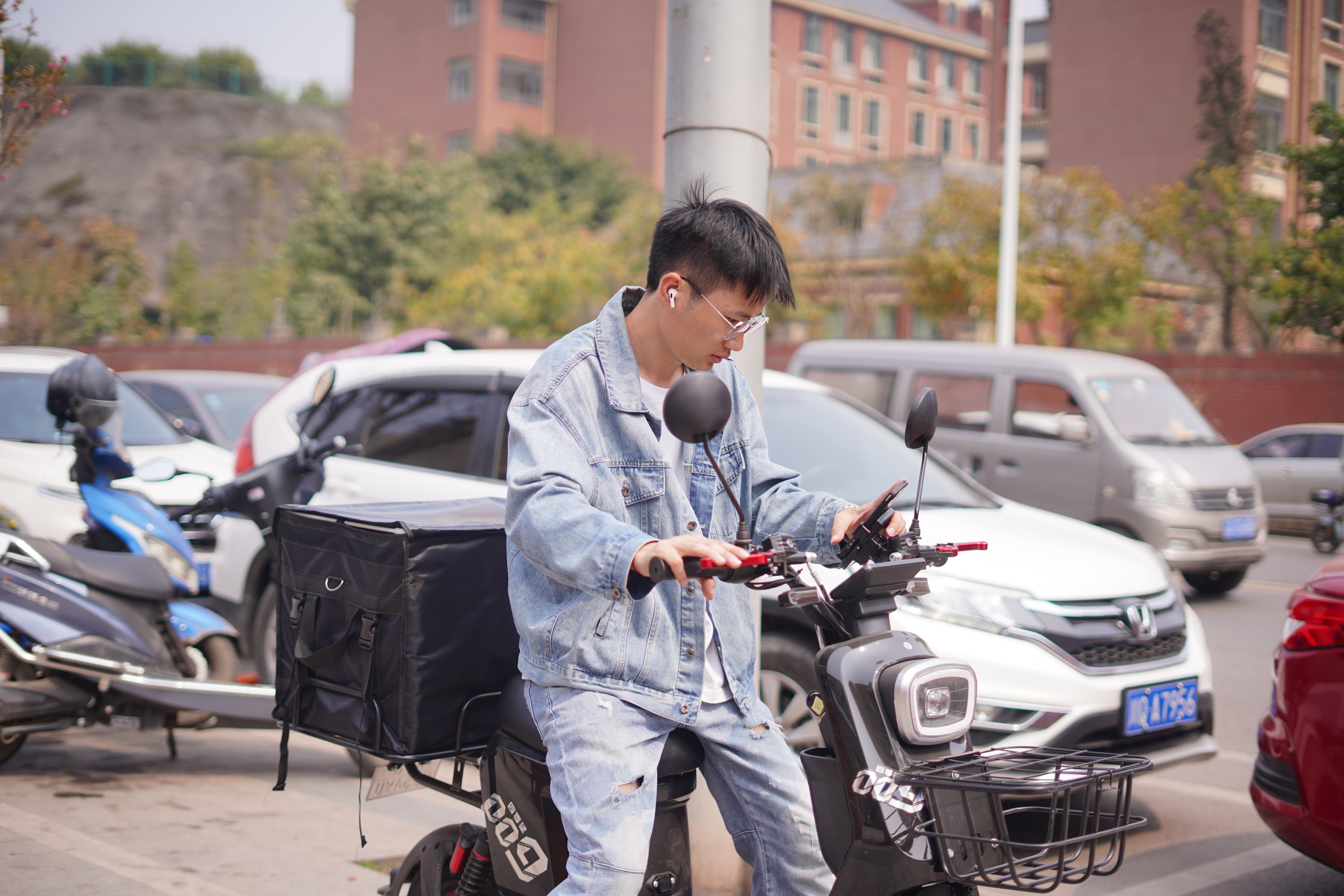 如果有1万元现金，让你在大学创业，你会做什么？