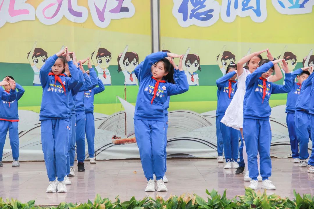 成都市双流区九江小学举行“童心爱祖国 劳动我最美”国旗下表演