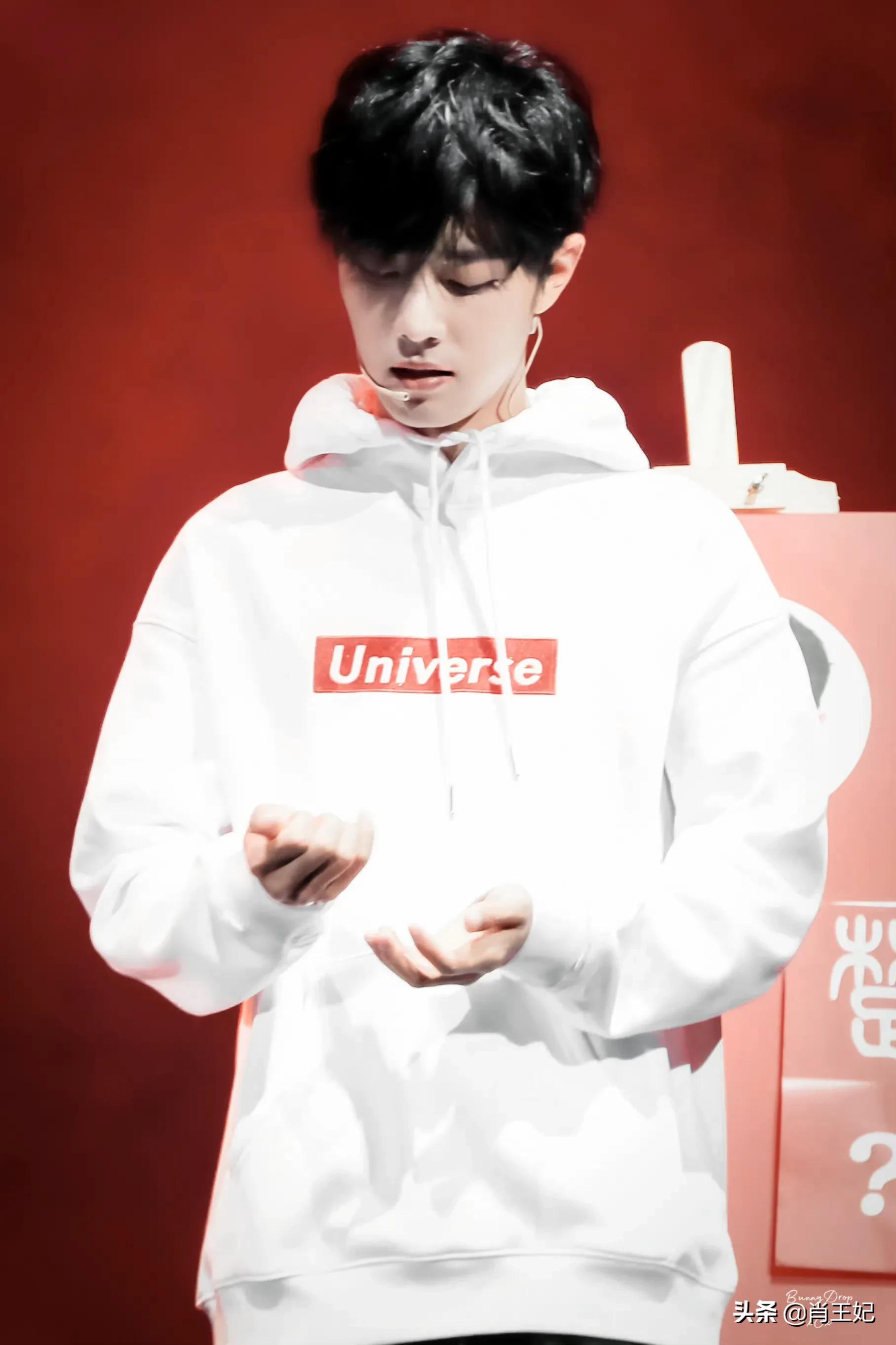 桃桃的一组生图,肖战的眼睛真好看,灵气逼人鲜花与少年绝配