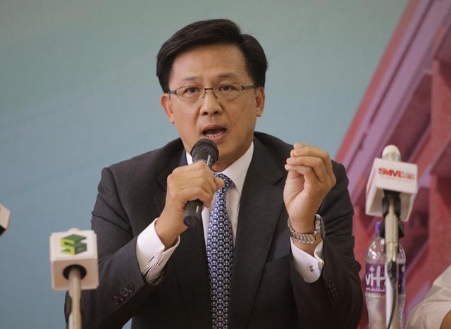 香港回归25年，这顶来自英国的假发戴着还有何意义？何不脱掉它？