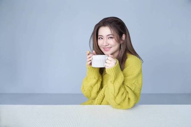 Selina认爱后首露面，自曝甜蜜恋爱细节，男友告白时叫她“姐姐”