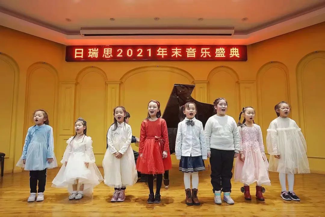 曾往钢琴里倒水的女孩，成了300个孩子的钢琴老师