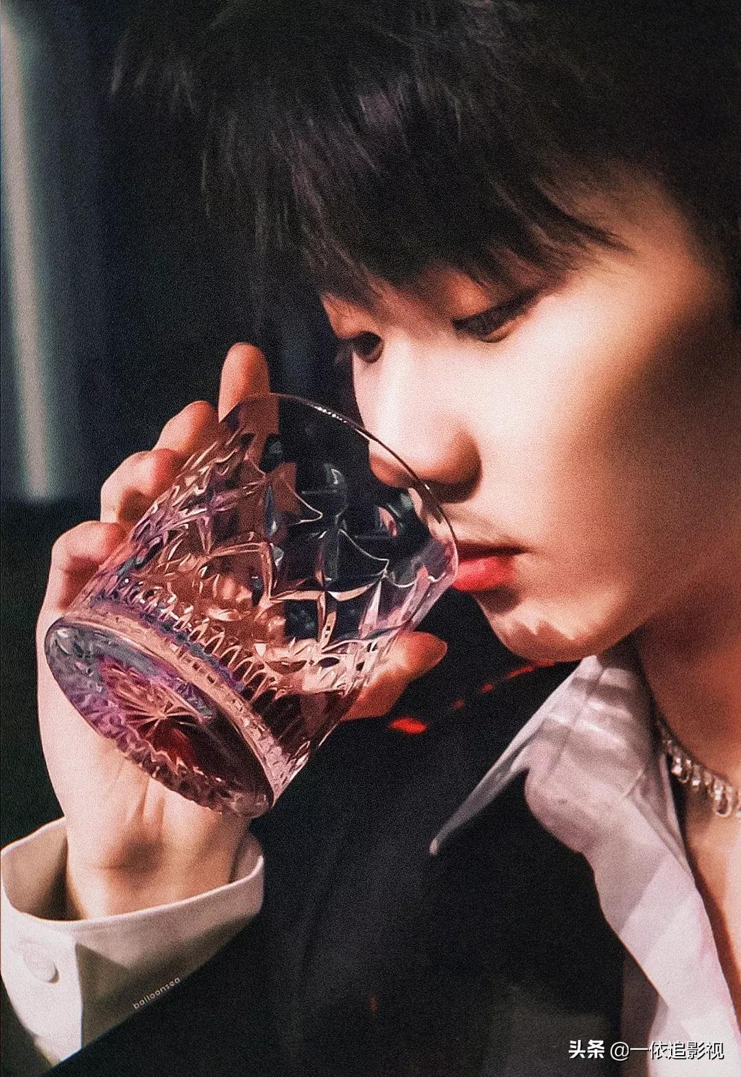 马嘉祺：侧颜白衬衫领带，审美在线，谁看了不说一句有点东西呢？