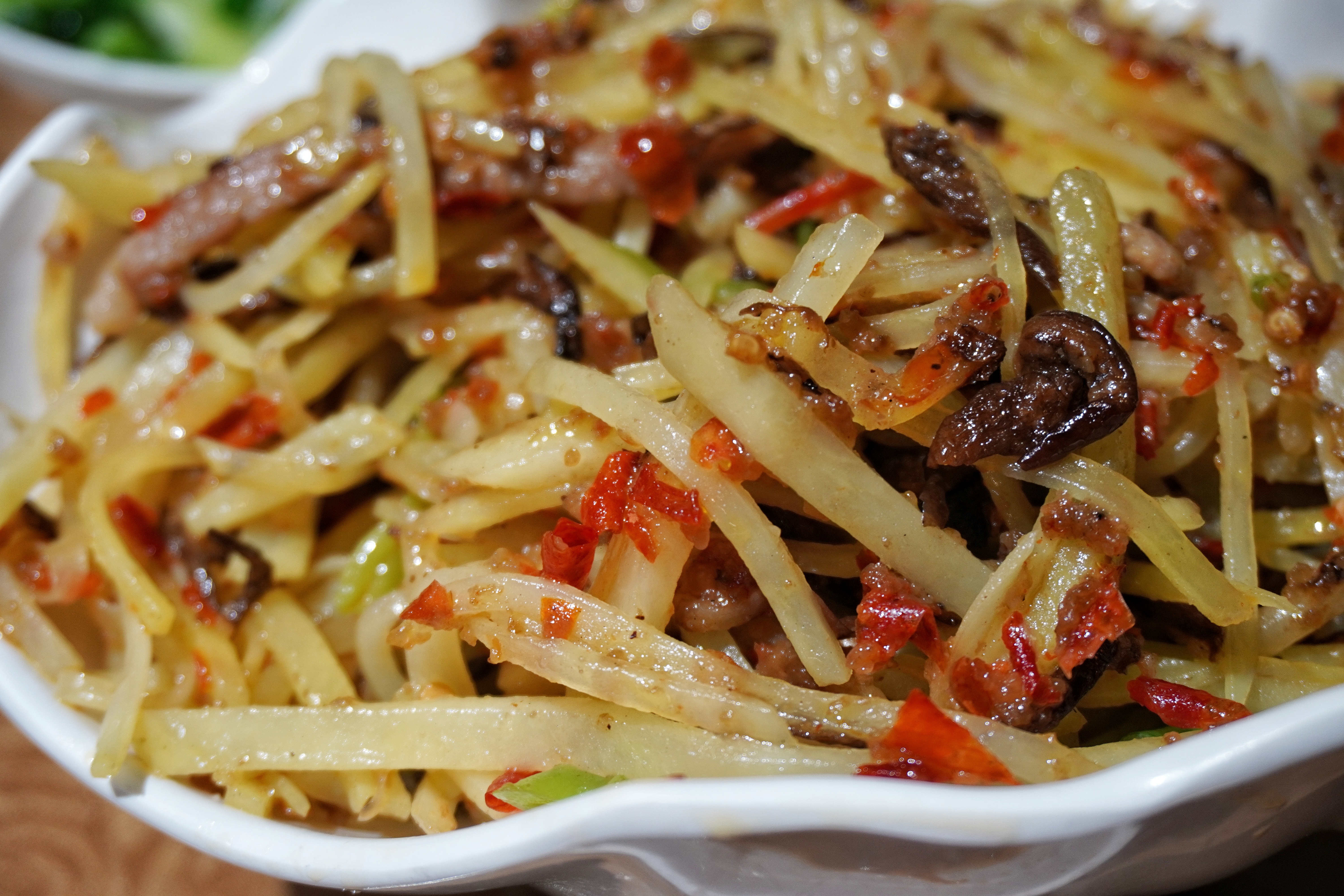 有40年经验的昆明乡村大厨，还原老昆明传统年味猪八碗，道道经典