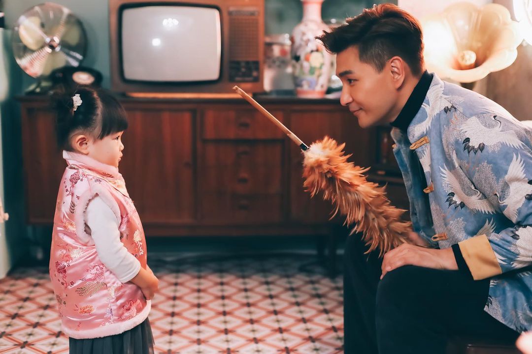 陈展鹏一家三口穿亲子装贺年 父女俩演出「开年剧」