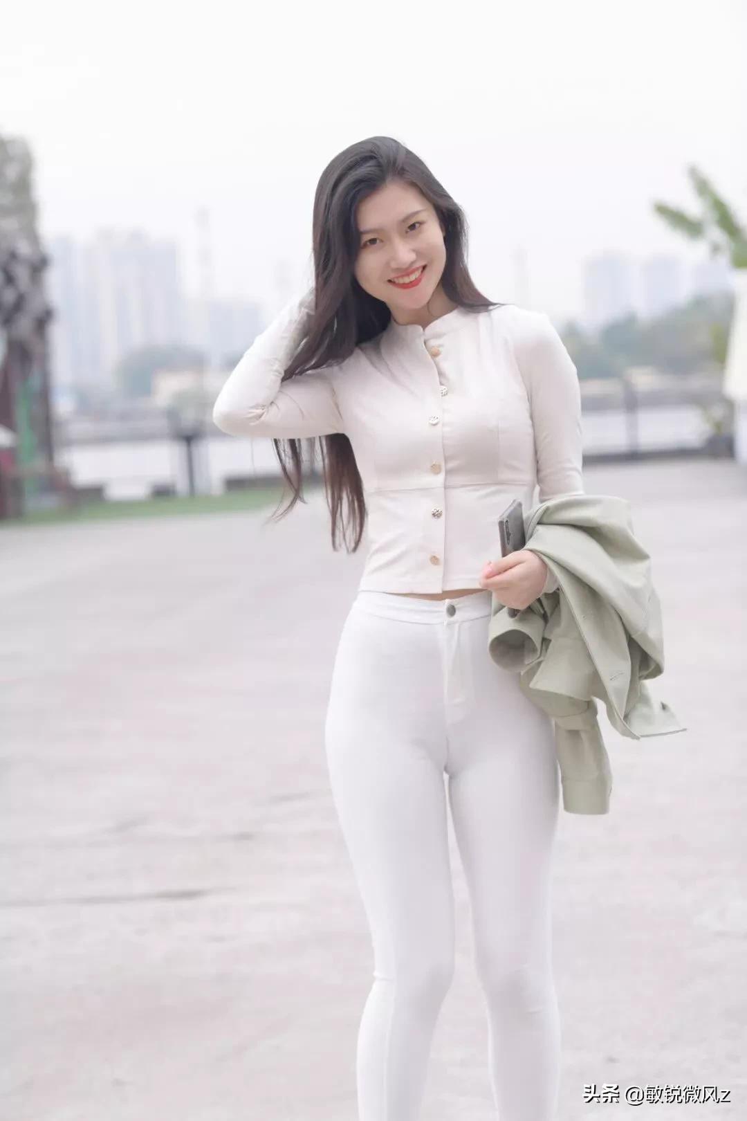 白色透明紧身裤(时尚的白色紧身裤)