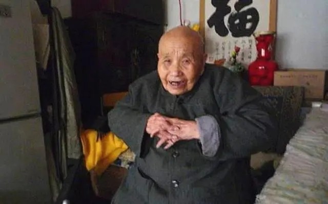 中国最后一位太监：见证大清灭亡，爆出婉容洗澡的秘密，活到94岁