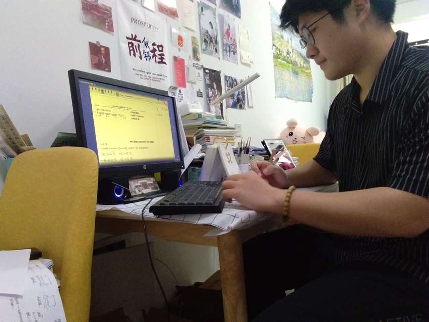 郑州高三生第五次上网课一天学16小时：相对自由 但缺氛围会焦虑