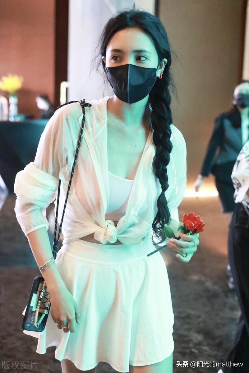 街拍：王紫璇肩挎手机斜扎麻花辫如邻家小妹