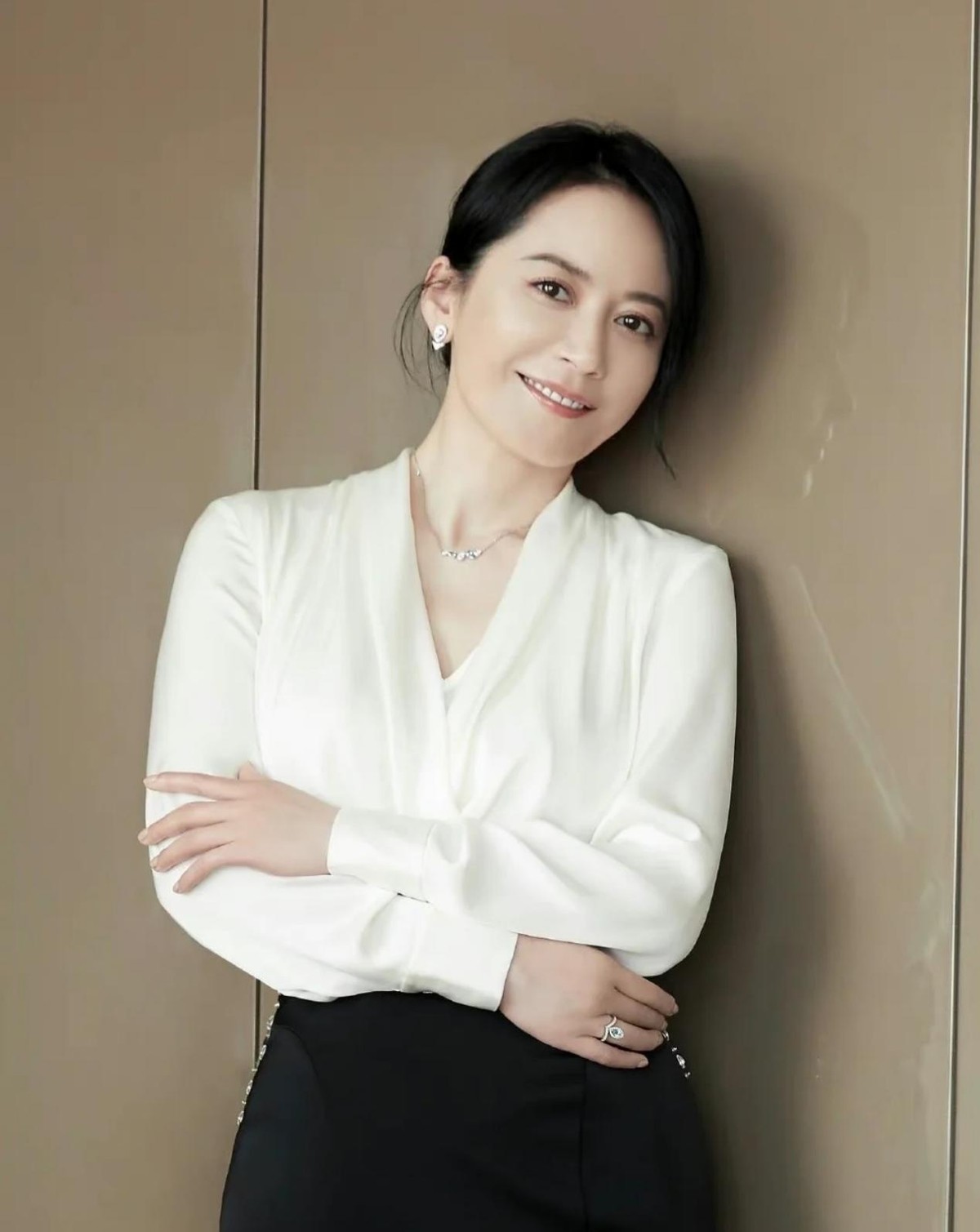 女人年紀(jì)越大，越不能穿得花花綠綠，這些時(shí)髦顏色，更時(shí)髦顯年輕