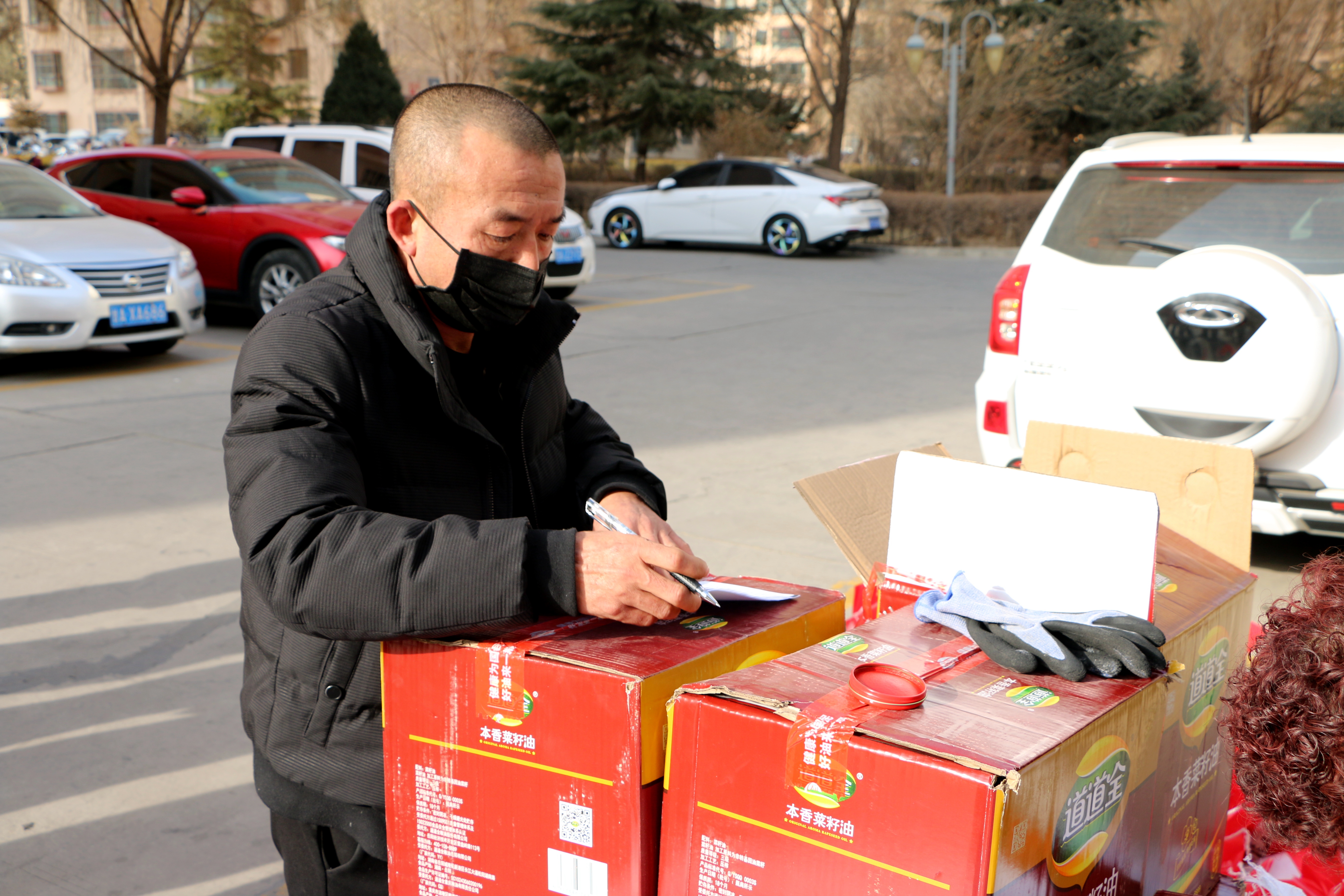 春节将至，西固区困难群众收到春节福利