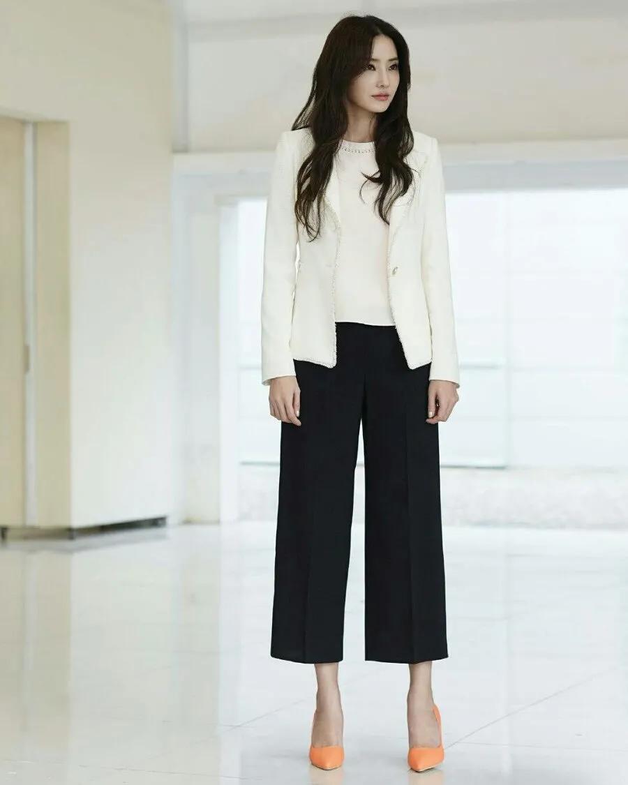 韩国女星韩彩英