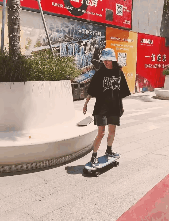 张小斐滑板又帅又酷，随性自然的她让人喜爱