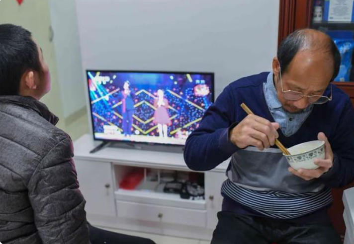 母亲精神病，弟弟脑瘫，安徽25岁女孩每天搂着弟弟睡觉，如今怎样