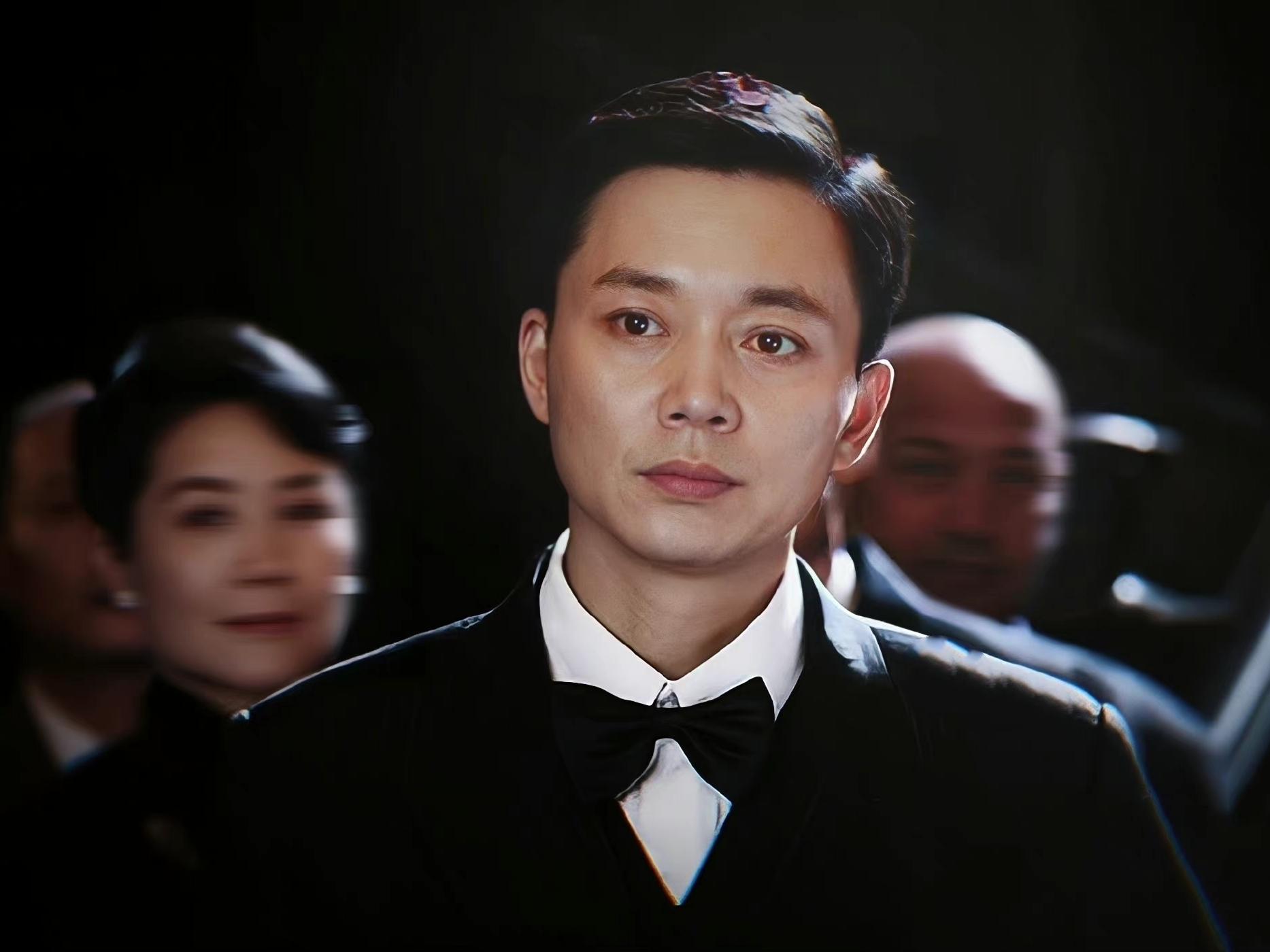 年轻时“平平无奇”，中年后魅力大增，这4位男演员越老越吃香