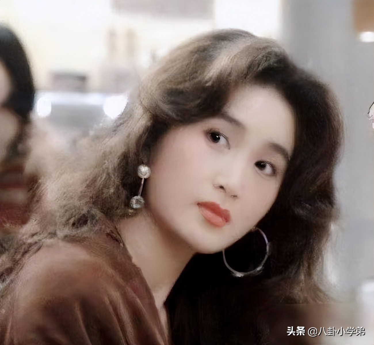 “不老女神”跌落神坛，年过50岁装少女，整容P图一个比一个厉害