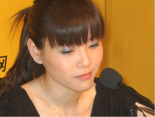 歌手戴娆：和谢东有过一段情，38岁嫁清华学霸，结婚12年无绯闻