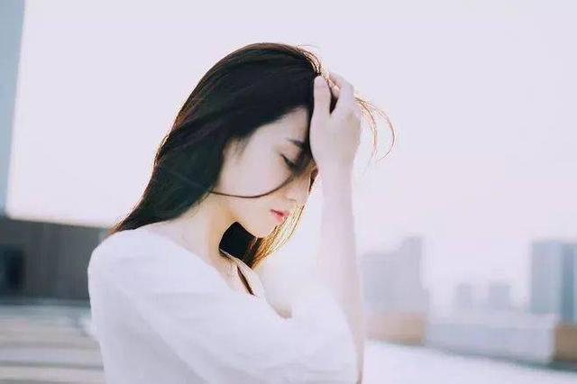 谁的生活不是一边打伞一边奔跑的，优秀作文：《勇敢地面对挫折》
