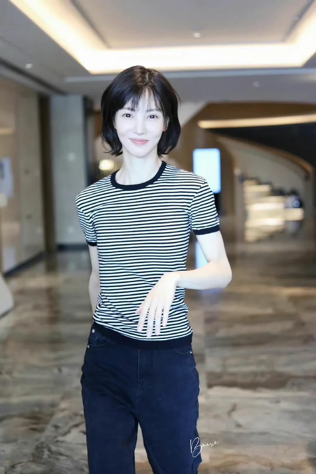 金晨短发造型路透真的好瘦啊！真的是干练又漂亮