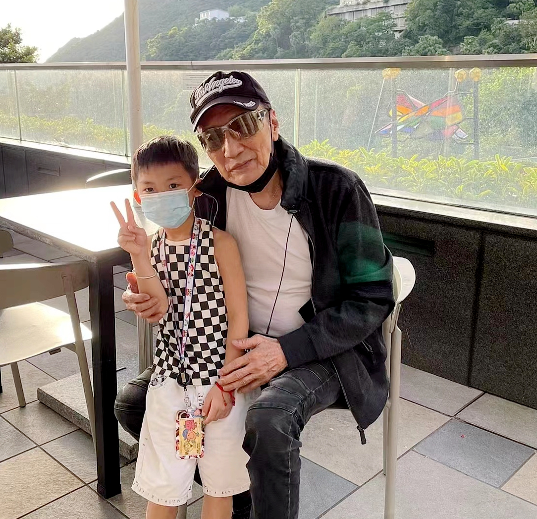 港媒直击85岁谢贤歪嘴拄拐杖，出动5人团队护驾，令人担忧其健康