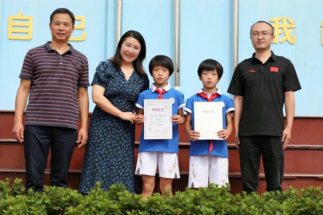 成都市双流区棠湖小学举行“交通安全主题”升旗仪式