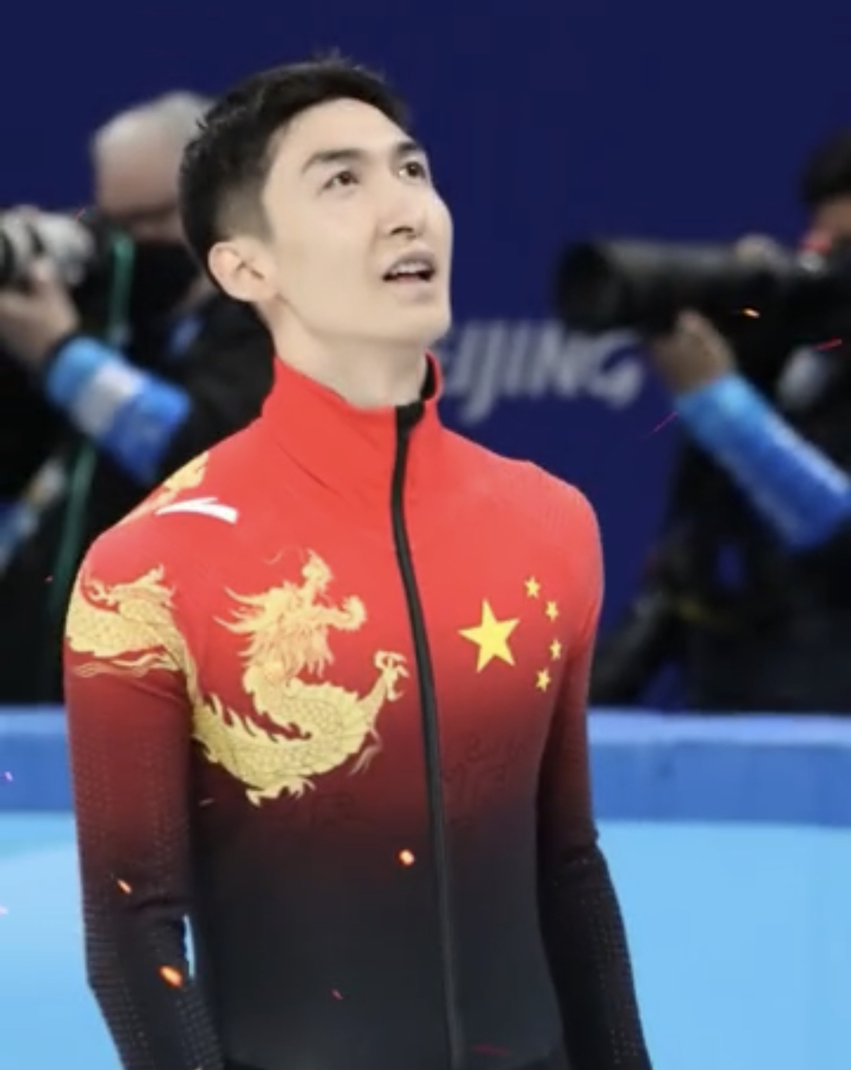 中国短道速滑队任子威夺第二金，韩国多人摔倒出局，王濛直呼漂亮
